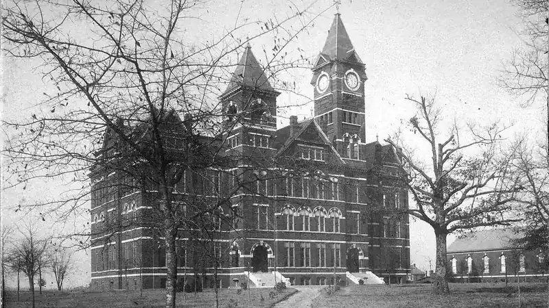 Samford Hall, the Auburn, AL campus landmark at the center of the student housing blocks where bed bugs spread