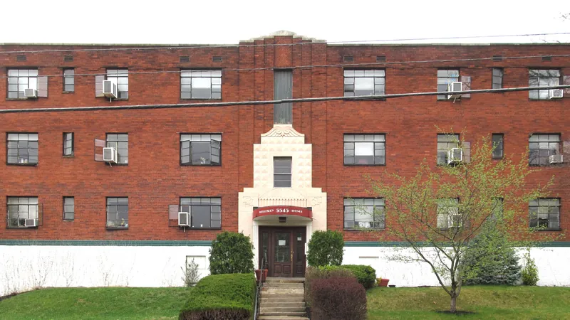 Highland Park apartment block in Birmingham, AL, the shared-wall housing type where bed bug spread is hardest to contain