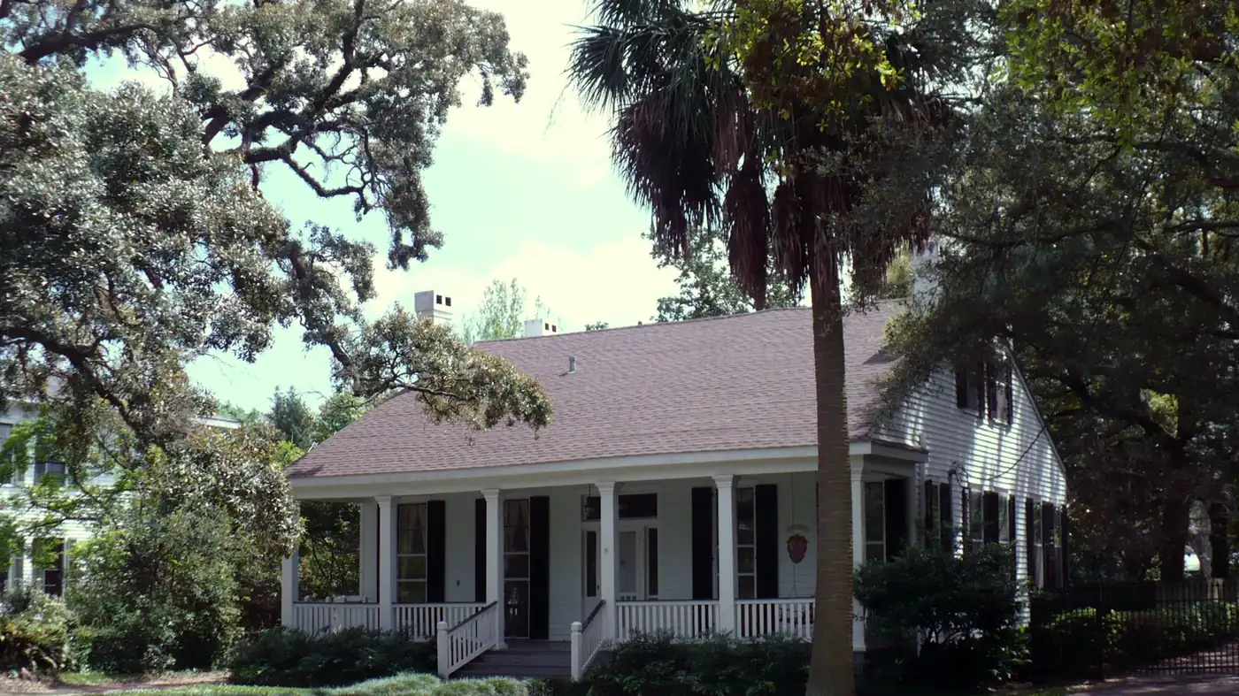 Raised cottage under live oaks in the Oakleigh Garden District of Midtown Mobile, AL, where pier foundations and mature canopy shape neighborhood pest calls