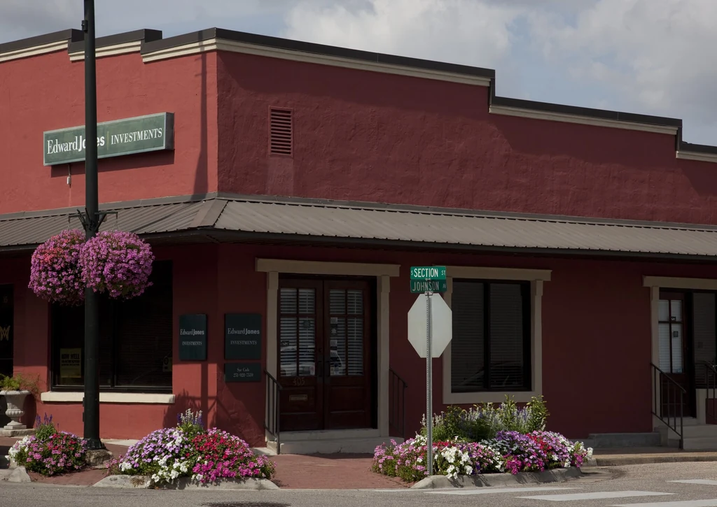 Downtown Fairhope storefronts in bloom — the Baldwin County AL communities the licensed local pest pro you're matched with covers