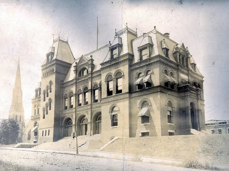 Historic United States Post Office and Court House in Huntsville, Alabama — the older downtown building stock behind the city’s fall rodent pressure
