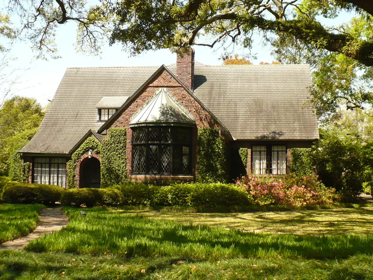 Historic home in the Ashland Place district of Mobile, Alabama — older framing and raised crawlspaces that shape the city’s termite and roach pressure