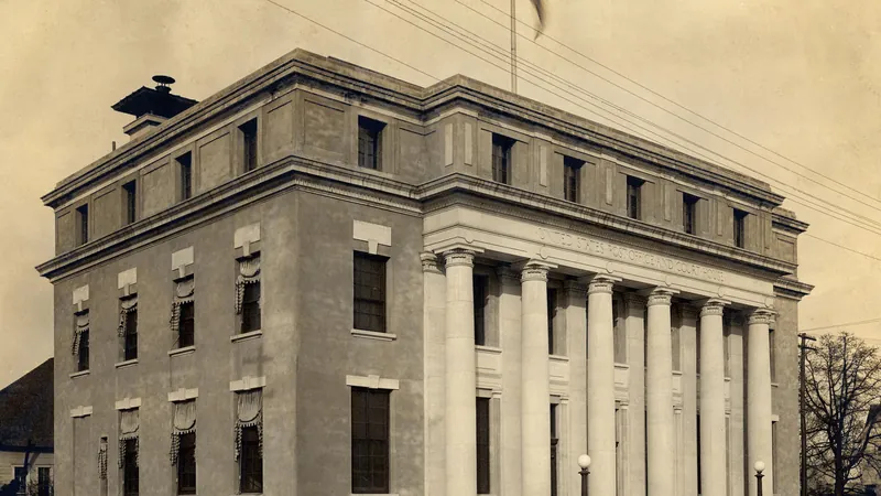 U.S. Post Office and Court House in Dothan, AL, the older masonry buildings where roof rats find entry points